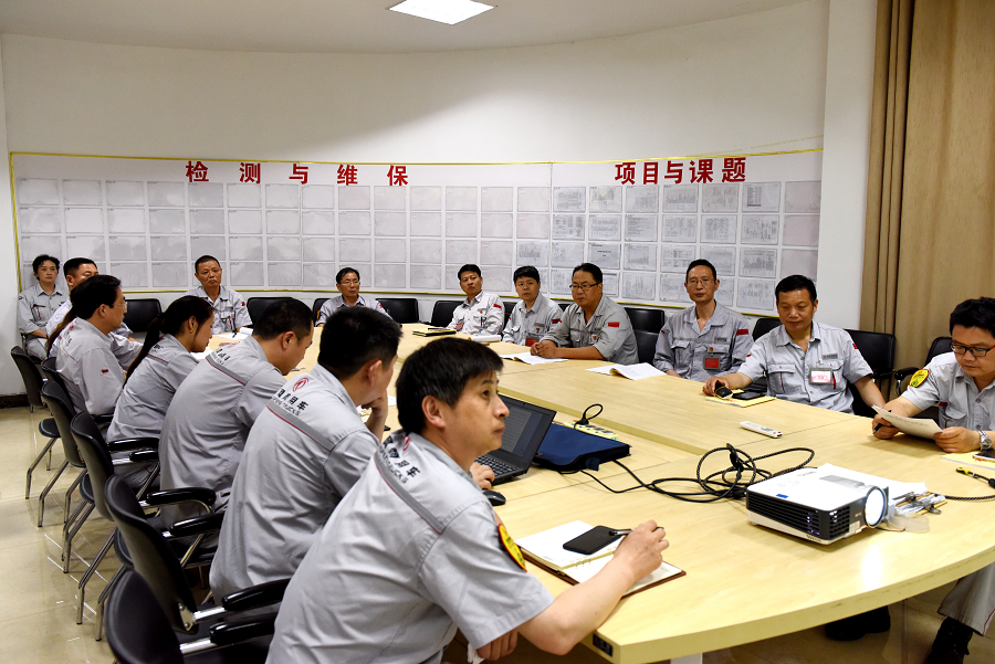 C:\Users\liangxq\Desktop\“三个报告”刚露面，锻造厂员工为何讨论的既热烈又激烈？\锻造厂分组讨论公司党代会报告现场7.jpg