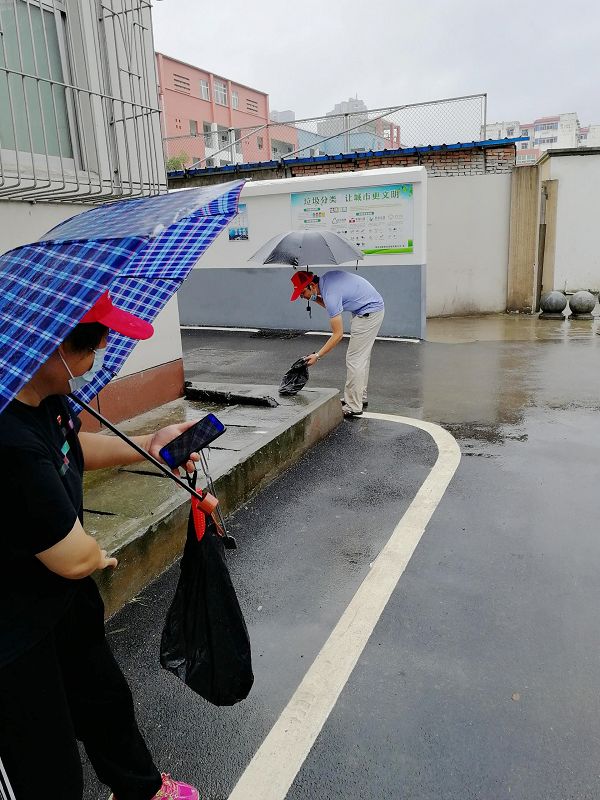 赵彬清理垃圾杂物.jpg