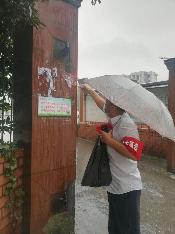 刘忠伟清理小广告.jpg