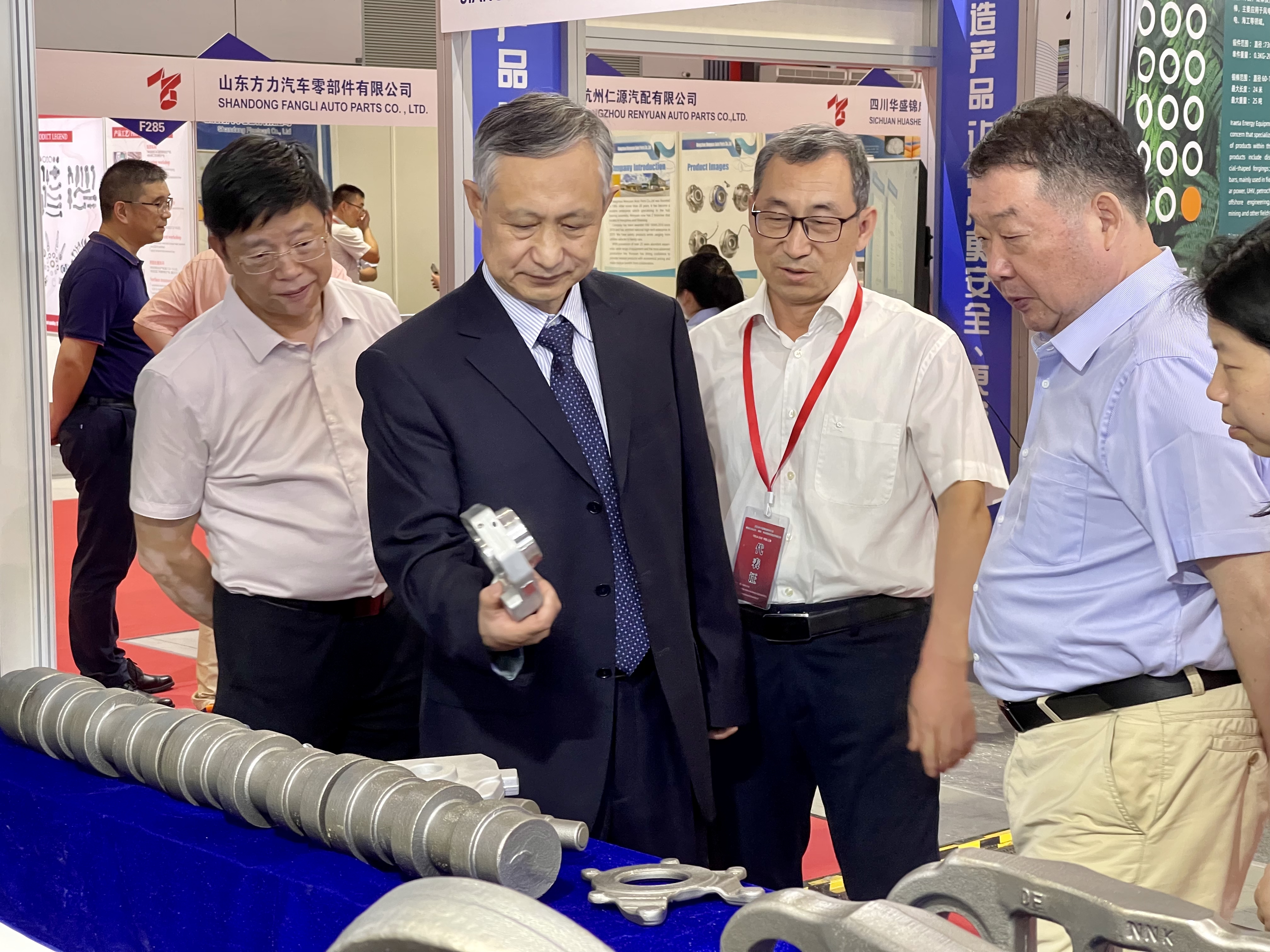 张金秘书长巡展东风锻造展位-1.jpg